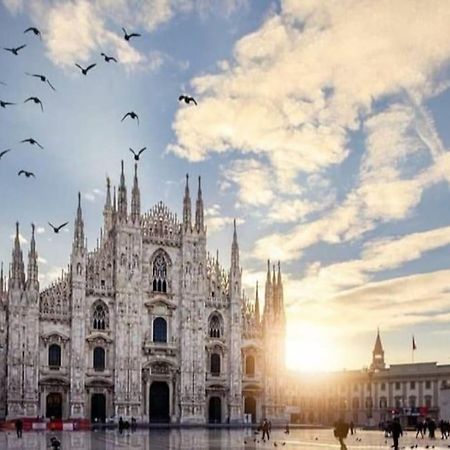 Ad Un Passo Dal Duomo Elegante Appartamento Wifi Milan Exterior photo