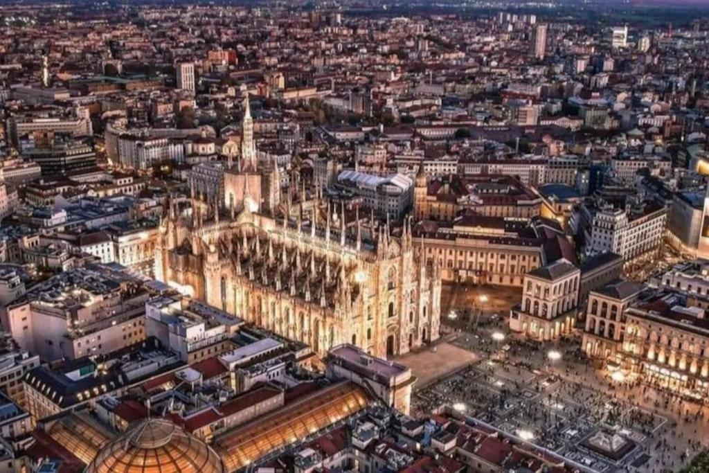 Ad Un Passo Dal Duomo Elegante Appartamento Wifi Milan Exterior photo